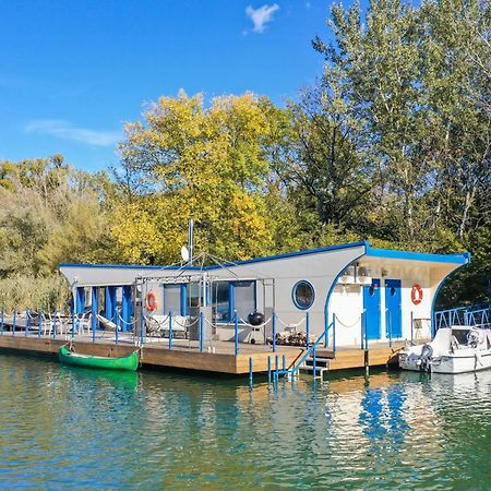 Ocarujuci Houseboat Na Dunaji Bratislava Dış mekan fotoğraf