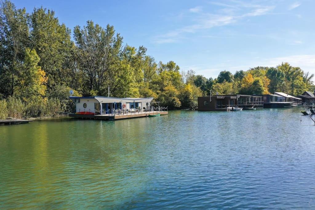 Ocarujuci Houseboat Na Dunaji Bratislava Dış mekan fotoğraf