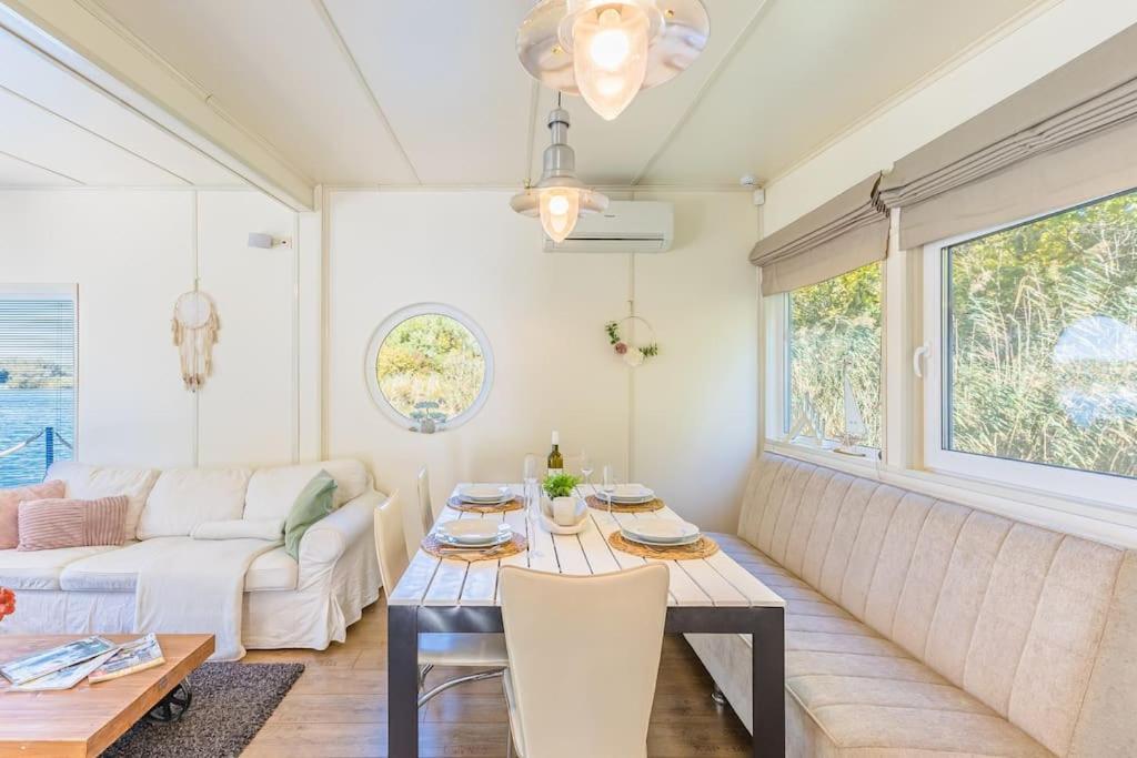 Ocarujuci Houseboat Na Dunaji Bratislava Dış mekan fotoğraf