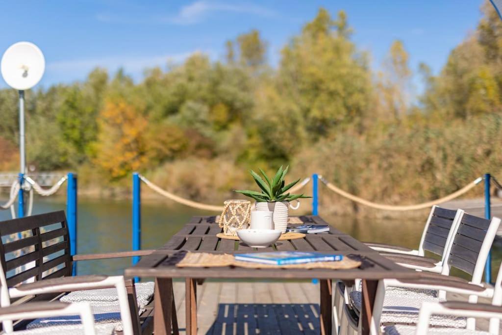 Ocarujuci Houseboat Na Dunaji Bratislava Dış mekan fotoğraf