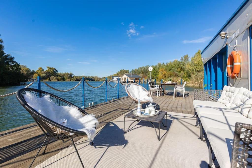 Ocarujuci Houseboat Na Dunaji Bratislava Dış mekan fotoğraf