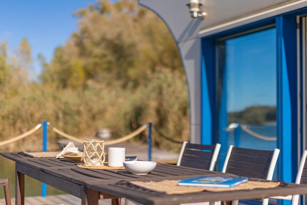 Ocarujuci Houseboat Na Dunaji Bratislava Dış mekan fotoğraf