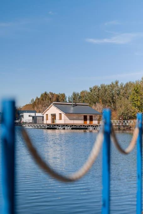 Ocarujuci Houseboat Na Dunaji Bratislava Dış mekan fotoğraf