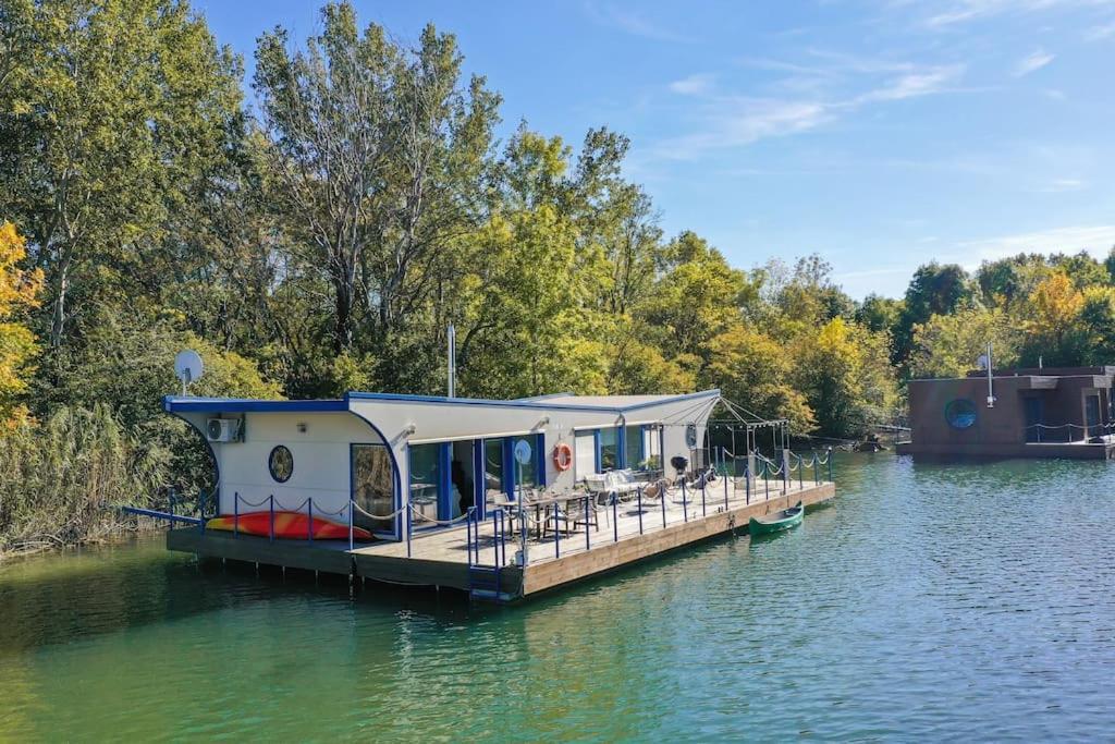 Ocarujuci Houseboat Na Dunaji Bratislava Dış mekan fotoğraf