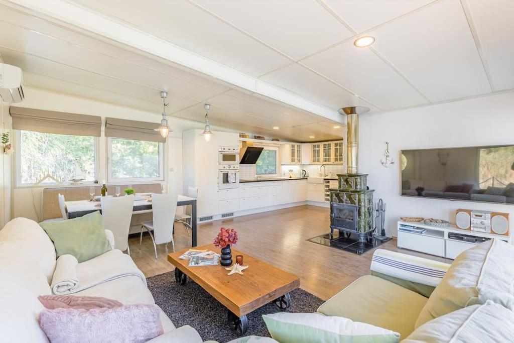 Ocarujuci Houseboat Na Dunaji Bratislava Dış mekan fotoğraf