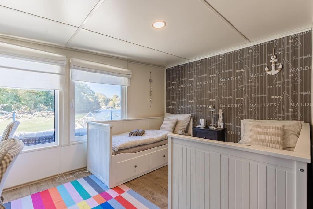 Ocarujuci Houseboat Na Dunaji Bratislava Dış mekan fotoğraf