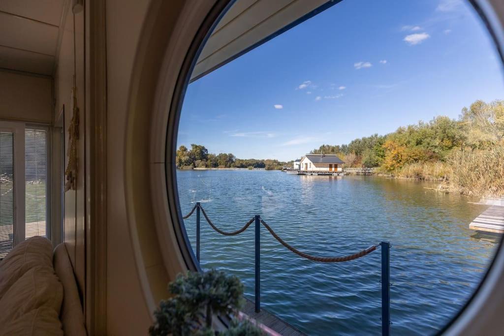 Ocarujuci Houseboat Na Dunaji Bratislava Dış mekan fotoğraf
