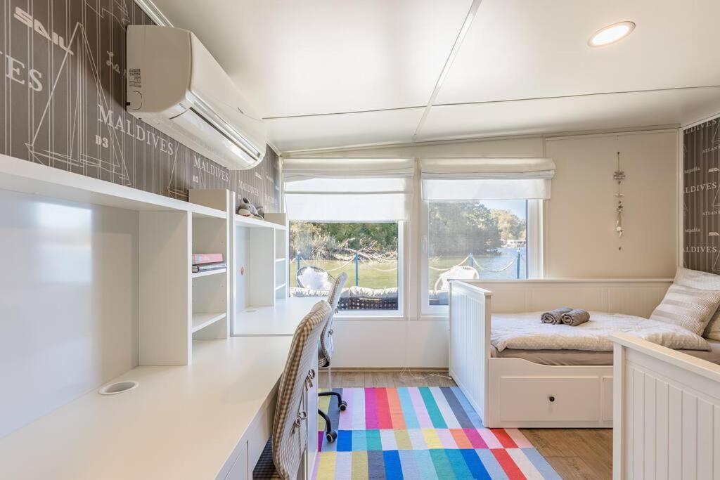 Ocarujuci Houseboat Na Dunaji Bratislava Dış mekan fotoğraf