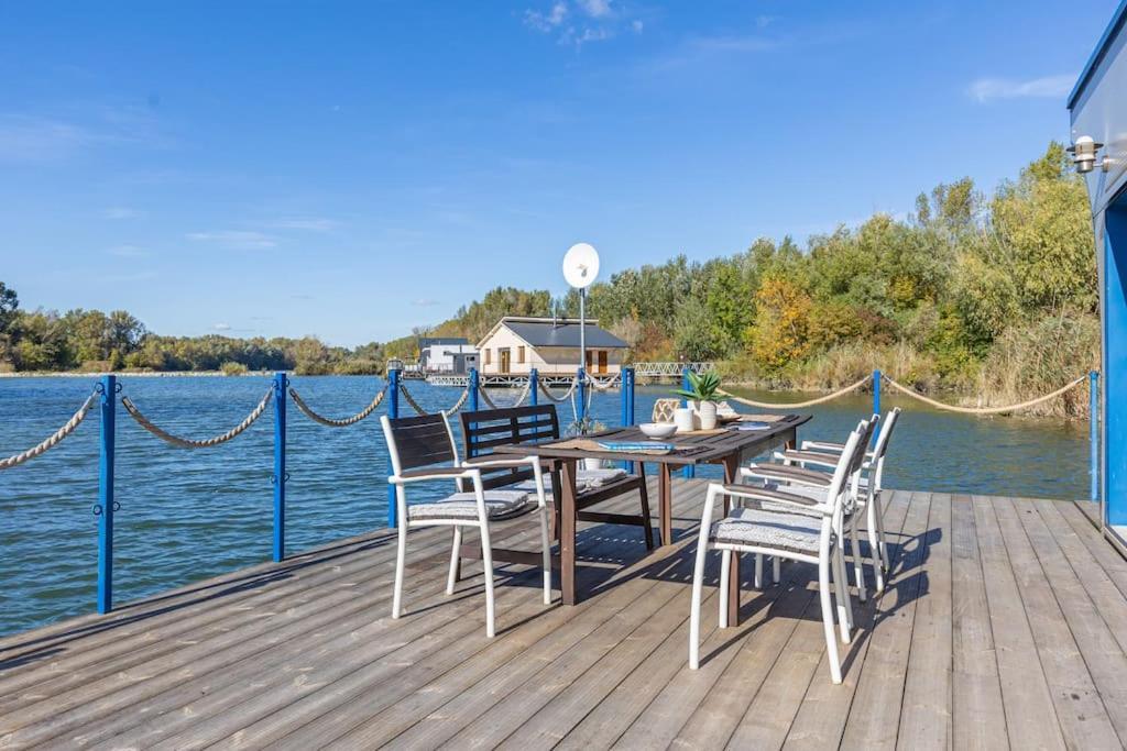 Ocarujuci Houseboat Na Dunaji Bratislava Dış mekan fotoğraf