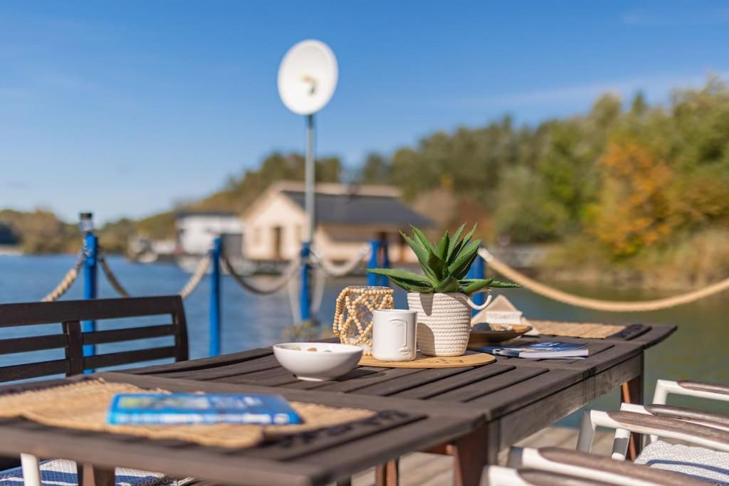 Ocarujuci Houseboat Na Dunaji Bratislava Dış mekan fotoğraf