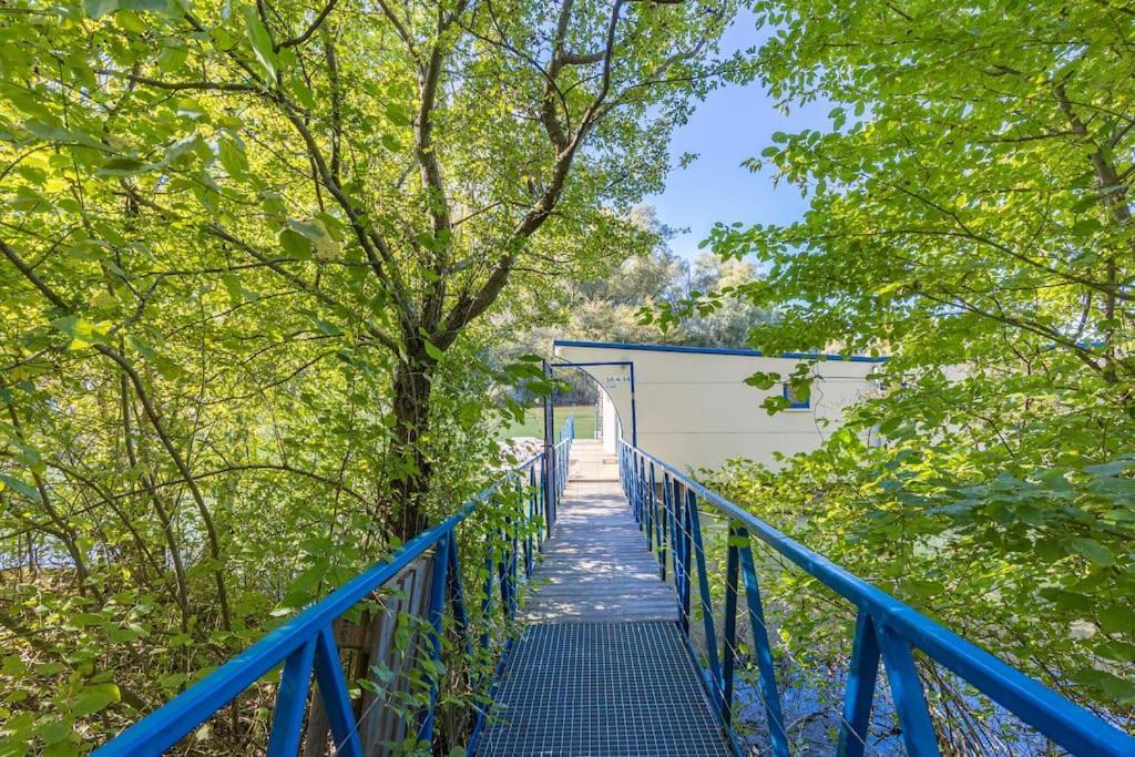 Ocarujuci Houseboat Na Dunaji Bratislava Dış mekan fotoğraf