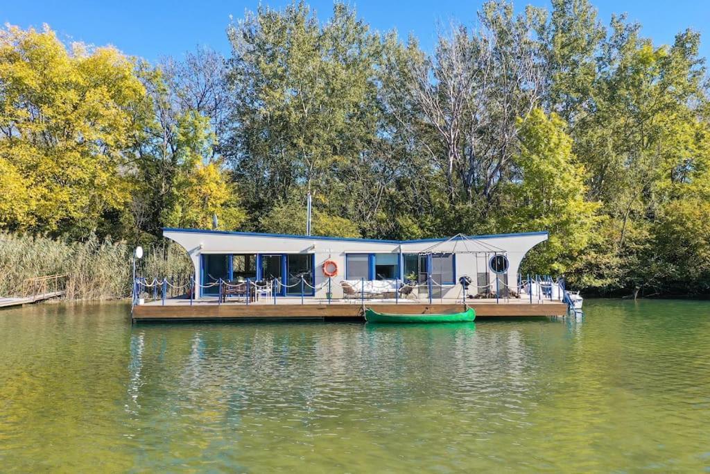 Ocarujuci Houseboat Na Dunaji Bratislava Dış mekan fotoğraf