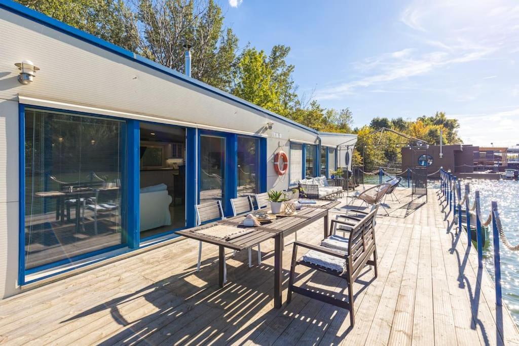 Ocarujuci Houseboat Na Dunaji Bratislava Dış mekan fotoğraf