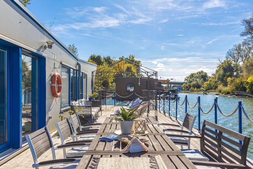 Ocarujuci Houseboat Na Dunaji Bratislava Dış mekan fotoğraf