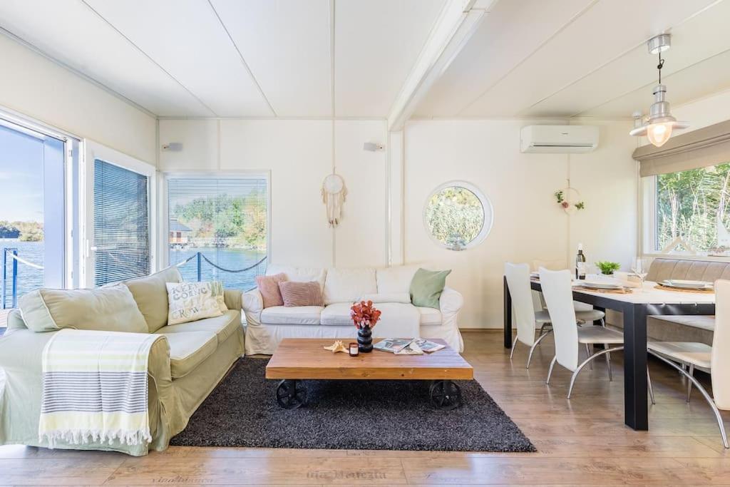 Ocarujuci Houseboat Na Dunaji Bratislava Dış mekan fotoğraf