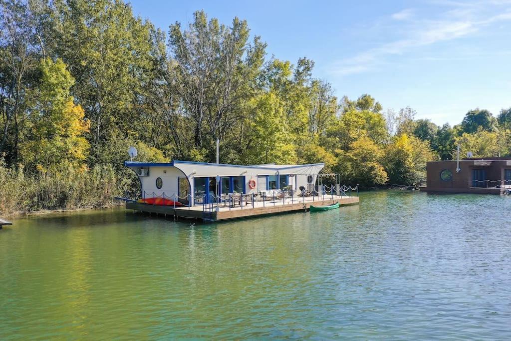Ocarujuci Houseboat Na Dunaji Bratislava Dış mekan fotoğraf
